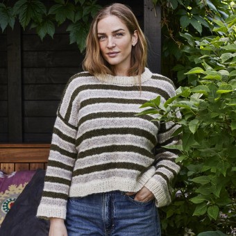 Свитер оверсайз в полоску из пряжи Vera by Permin, цвет: 882517 Råhvid, 882507 Beige, 882510 Mosgrøn