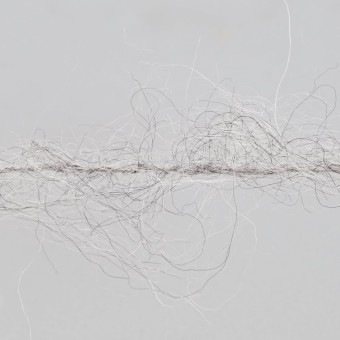 Нить пряжи Aura Yarns Fashion Touch Me оттенок 07.002 Silver Grey, крупно