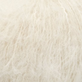 Цвет пряжи Aura Yarns Fashion Touch Me, оттенок 07.001 Cream, крупно