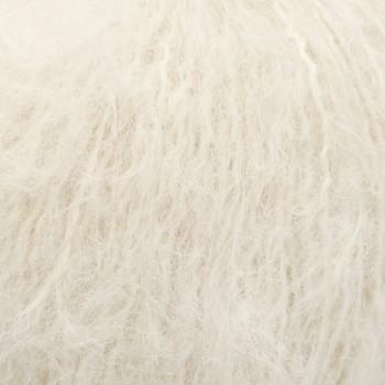 Цвет пряжи Aura Yarns Fashion Touch Me, оттенок 07.001 Cream, крупно