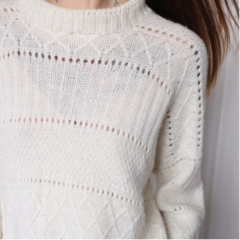 Свитер с ажурным узором и аранами связаный из пряжи Aura Yarns Fashion Every Day, оттенок Cream, расход 11 мотков, Спереди вблизи
