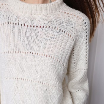 Свитер с ажурным узором и аранами связаный из пряжи Aura Yarns Fashion Every Day, оттенок Cream, расход 11 мотков, Спереди вблизи