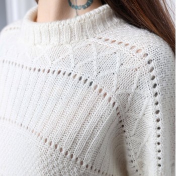 Джемпер связаный из пряжи Aura Yarns Fashion Every Day, оттенок Cream, расход 11 мотков, Спереди вблизи