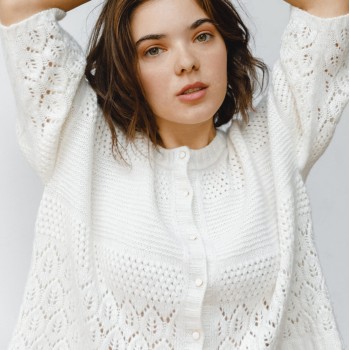 Ажурный кардиган спицами из пряжи Aura Yarns Fashion Every Day, оттенок Cream. Расход — от 9 мотков в зависимости от размера