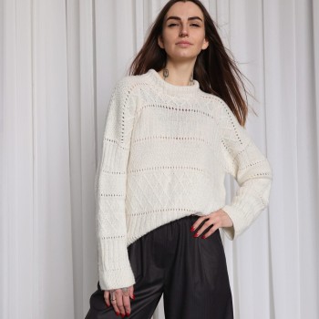 Джемпер вязаный из пряжи Aura Yarns Fashion Every Day, оттенок Cream, расход 11 мотков
