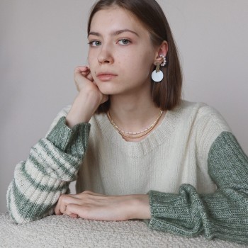 Джемпер с рукавами в полоску из пряжи Aura Yarns Fashion Every Day, цвета Cream, 6 мотков и Eucalyptus, 2 мотка