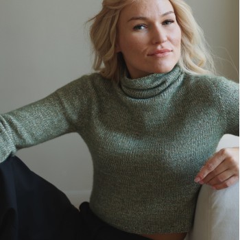 Легкий укороченный свитер в цвете Eucalyptus связан из пряжи Aura Yarns Every Day с нитью золотого люрекса