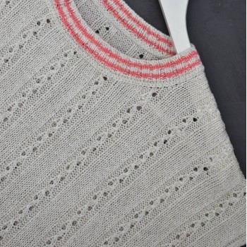Футболка связана из пряжи Aura Yarns Fashion Li Vi оттенок 1479 Ecru, крупно, расход — 6 мотков