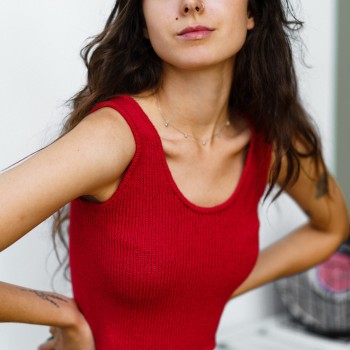 Укороченный топ связаный спицами из пряжи Aura Yarns Fashion Li Vi оттенок 1472 Milano Red. Расход — 3 мотка