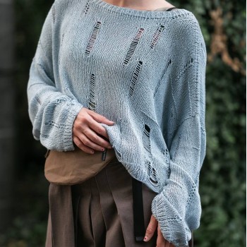 Джемпер с рваным узором из пряжи Aura Yarns Fashion Li Vi в оттенке 1476 Summer Night. Расход пряжи — от 6 мотков