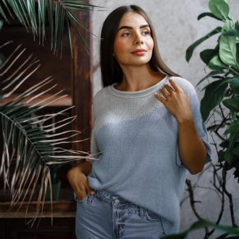 Футболка двухцветная тишот из пряжи Aura Yarns Fashion Li Vi в оттенке 1476 Summer Night. Связана в оттенках Cool Grey — 2 мотка и Summer Night — 3 мотка