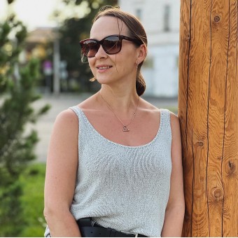 Базовая майка связаная из пряжи Aura Yarns Fashion Li Vi в оттенке 1476 Summer Night, расход пряжи — 3,5-4 мотка