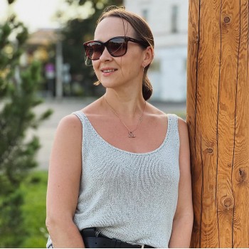 Базовая майка связаная из пряжи Aura Yarns Fashion Li Vi в оттенке 1476 Summer Night, расход пряжи — 3,5-4 мотка