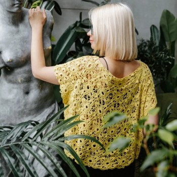 Ажурный джемпер крючком из мотивов Aura Yarns Fashion Li Vi оттенок 1477 Yellow Verbena, расход — 7,5 мотков