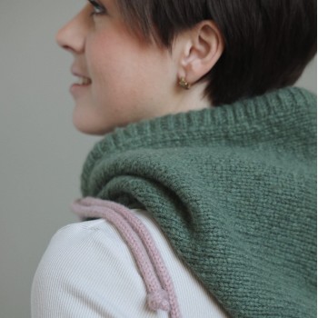 Капор связан из пряжи Aura Yarns Fashion Love Me в цвете Eucalyptus, необходимо 3 мотка пряжи