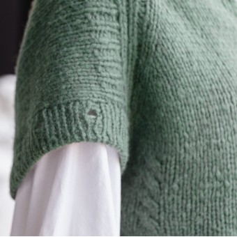 Джемпер-Трансформер связаный из пряжи Aura Yarns Fashion Love Me, оттенок Eucalyptus. Рукав крупно
