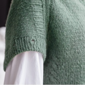 Джемпер-Трансформер связаный из пряжи Aura Yarns Fashion Love Me, оттенок Eucalyptus. Рукав крупно