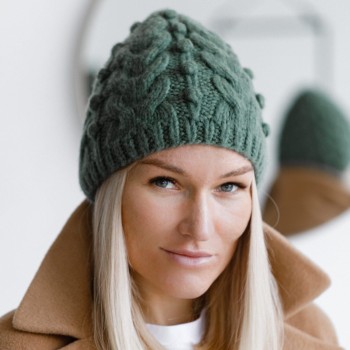 Шапка с косами из пряжи Aura Yarns Fashion Love Me оттенок Eucalyptus Расход — 2 мотка