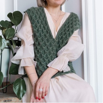 Вязаный жилет из пряжи Aura Yarns Fashion Love Me оттенок Eucalyptus, расход - 4 мотка