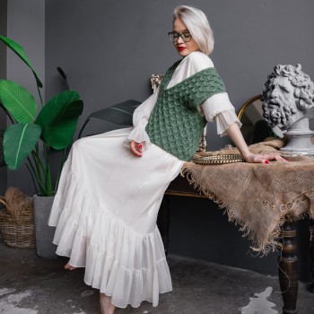 Вязаный жилет спицами из пряжи Aura Yarns Fashion Love Me, оттенок Eucalyptus, расход - 4 мотка