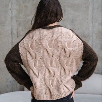 Джемпер с оригинальной спинкой из пряжи Aura Yarns Fashion Touch Me, оттенок Dark Chocolate, расход — 4 мотка. Fashion Love Me, оттенок Lattе, расход — 3 мотка.