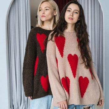 Джемпер с принтом в технике интарсия из пряжи Aura Yarns Fashion Love Me, Latte, расход — от 7 мотков; Touch Me Red Tango — 1 моток