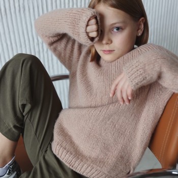 Базовый детский джемпер из пряжи Aura Yarns Fashion Love Me, цвет Latte, 5 мотков