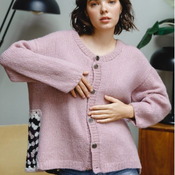 Уютный кардиган связаный из пряжи Aura Yarns Fashion Love Me оттенок 1413 Rose Quartz. Расход — 5 мотков