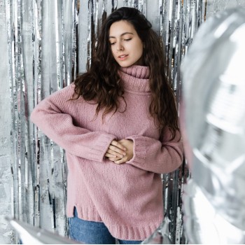 Свитер в стиле оверсайз из пряжи Aura Yarns Fashion Love Me, оттенок Rose Quartz Расход — 9 мотков