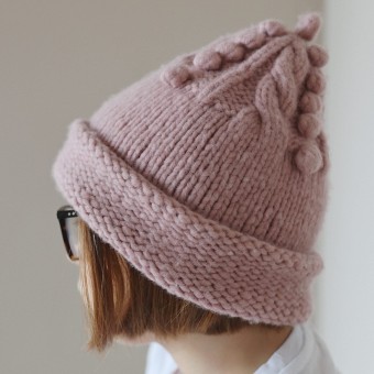 Шапочка с шишечками из пряжи Aura Yarns Fashion Love Me, цвет Rose Quartz, 2 мотка