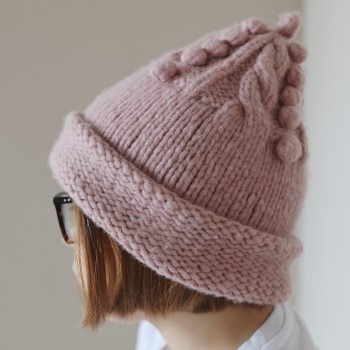 Шапочка с шишечками из пряжи Aura Yarns Fashion Love Me, цвет Rose Quartz, 2 мотка