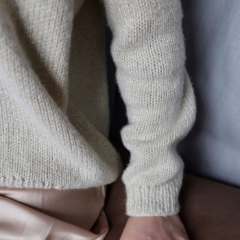 Пуловер вязаный из пряжи Aura Yarns Fashion Shiny Day, оттенок Cream, рукав крупно, расход 6 мотков