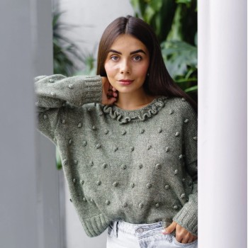 Джемпер связаный из пряжи Aura Yarns Shiny Day, оттенок Eucalyptus, расход — 9 мотков