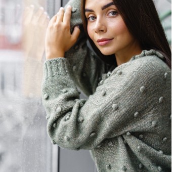 Джемпер с шишечками из пряжи Aura Yarns Shiny Day, оттенок Eucalyptus, расход — 9 мотков