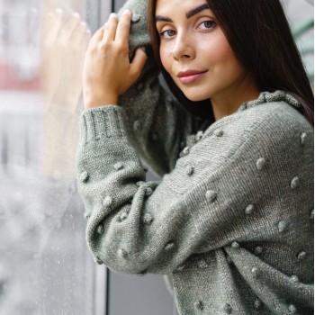 Джемпер с шишечками из пряжи Aura Yarns Shiny Day, оттенок Eucalyptus, расход — 9 мотков
