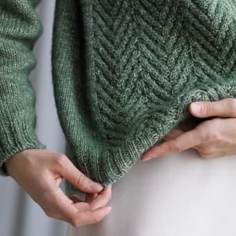 Джемпер из пряжи Aura Yarns Fashion Shiny Day, оттенок Eucalyptus с новогодний символичный узор и деликатное сияние люрекса