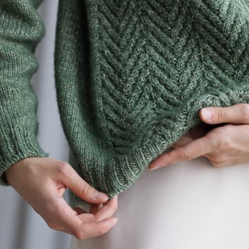 Джемпер из пряжи Aura Yarns Fashion Shiny Day, оттенок Eucalyptus с новогодний символичный узор и деликатное сияние люрекса