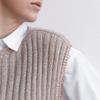 Жилет из пряжи Aura Yarns Fashion Shiny Day в нежном оттенке, расход - 3 мотка