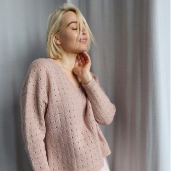 Пуловер связаный из пряжи Aura Yarns Fashion Shiny Day оттенок 1413 Rose Quartz, расход 8 мотков