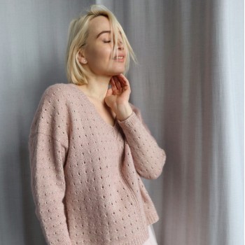 Пуловер связаный из пряжи Aura Yarns Fashion Shiny Day оттенок 1413 Rose Quartz, расход 8 мотков