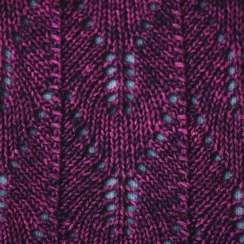 Ажурный узор спицами из пряжи Aura Yarns Fashion Space, оттенок Deep Pink.