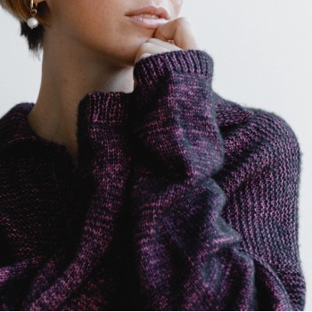 Вязаный джемпер с воротником поло из пряжи Aura Yarns Fashion Space оттенок 1421 Flamingos, расход - 10 мотков