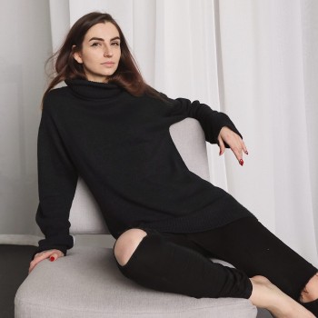Свитер из пряжи Aura Yarns Fashion Space оттенок 1428 Graphite, расход 12 мотков, Спереди натурально