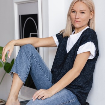 Жилет связаный из пряжи Aura Yarns Fashion Space оттенок 1429 Jeans, расход - 5 мотков