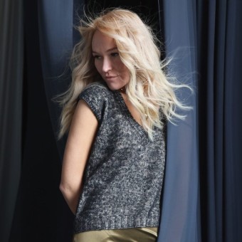 Жилет вязаный из пряжи Aura Yarns Fashion Space оттенок 1427 Sand, расход 4,5 мотка