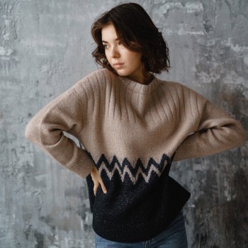 Джемпер с жаккардовым узором из пряжи Aura Yarns Fashion Shiny Day, оттенок Latte, расход — 7 мотков. Fashion Starlight, оттенок Graphite, расход — 3 мотка