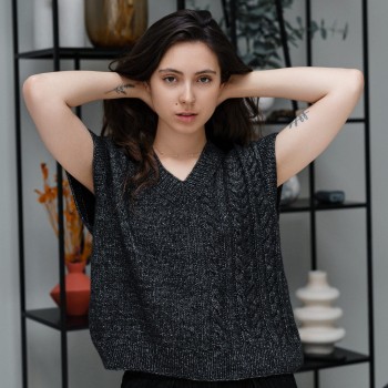 Жилет с косами связанный из пряжи Aura Yarns Fashion Starlight, оттенок Twilight, расход - 5 мотков