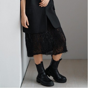 Полупрозрачная черная вязаная юбка из пряжи Aura Yarns Fashion Touch Me, оттенок Black. Расход — 2 мотка