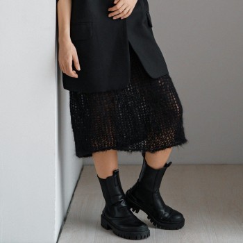 Полупрозрачная черная вязаная юбка из пряжи Aura Yarns Fashion Touch Me, оттенок Black. Расход — 2 мотка
