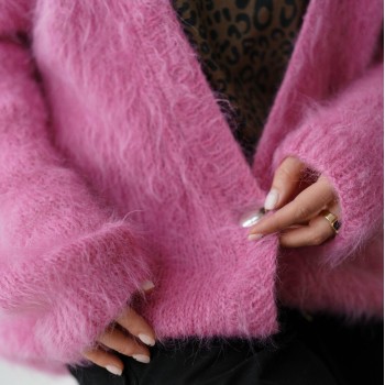 Кардиган на пуговицах из пряжи Aura Yarns Fashion Touch Me, оттенок Bubblegum, расход - 6 мотков
